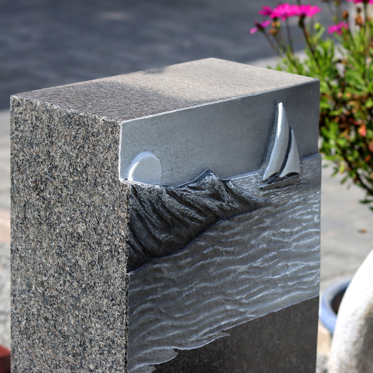 Stehender Grabstein Lübeck mit Detailgravur vom Steinmetz in Lübeck